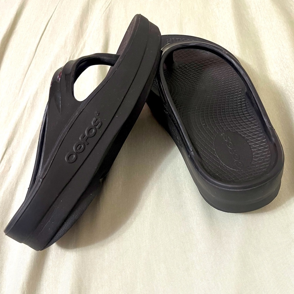 Oofos Oomega Oolala Flip Flop Sandals- Like New
